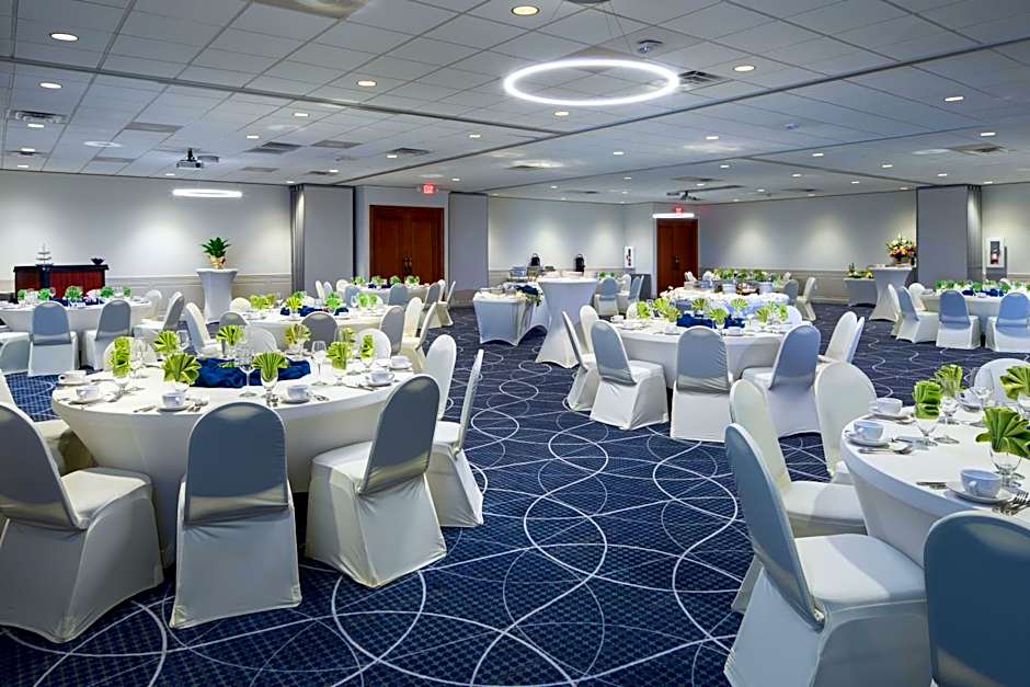 Holiday Inn and Suites Charleston West By IHG
