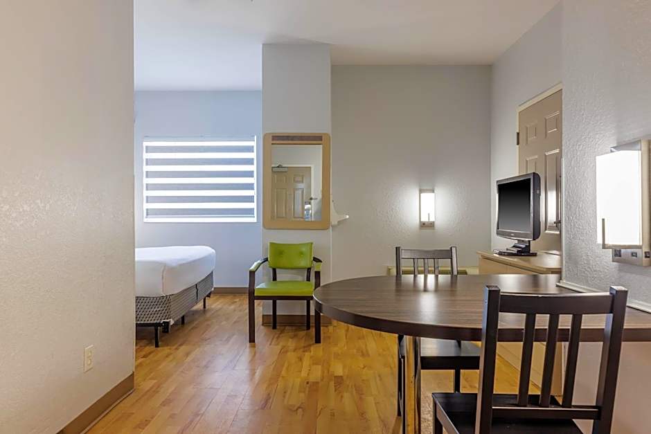 Studio 6 Toronto - Mississauga