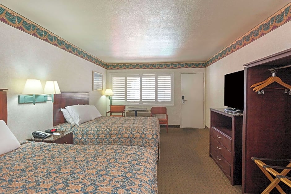 Travelodge by Wyndham Long Beach Convention Center