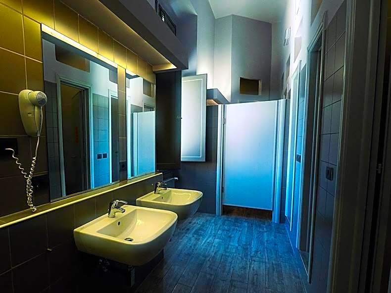 Hotel & Hostel 7
