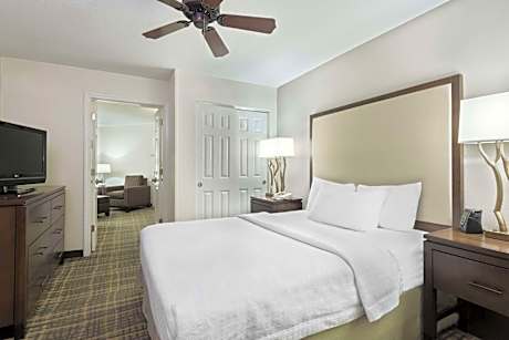 Queen Studio Suite - Non-Smoking