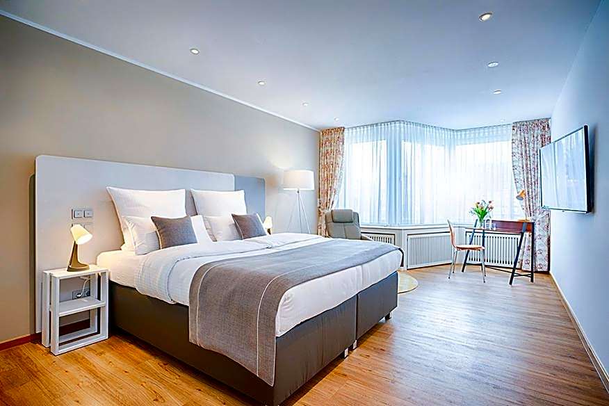Photo 1 of 6 of Suite