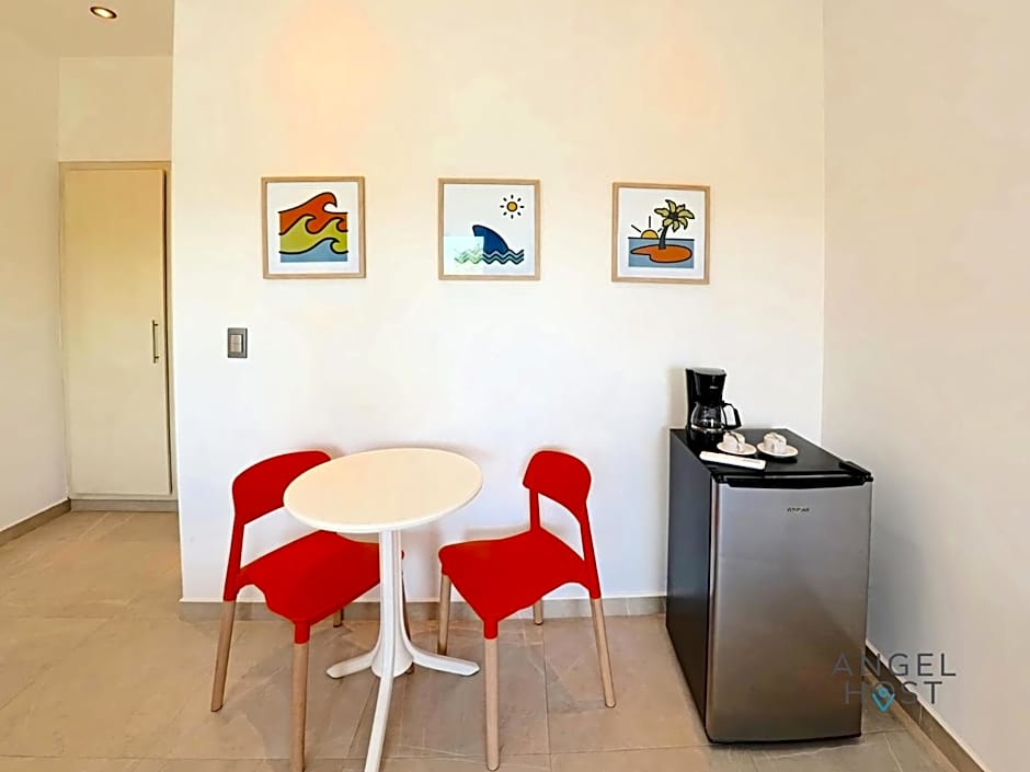 Commercial Zone Studios, Pool, BBQ and Beach 7 Blocks