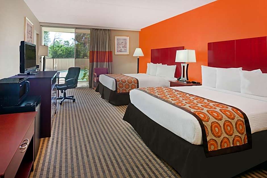 Howard Johnson by Wyndham Arlington Ballpark / Six Flags