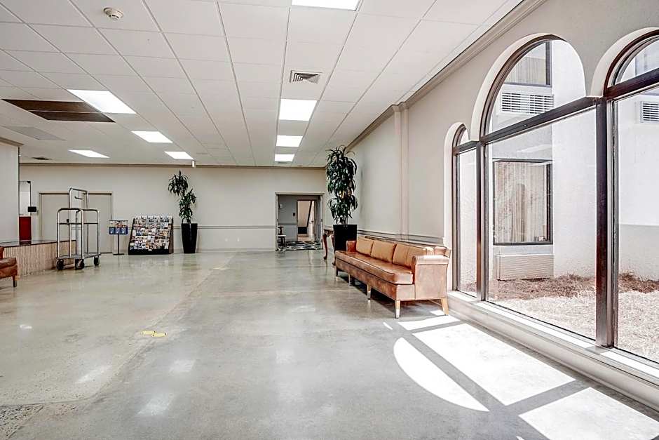 Cottonwood Suites Savannah Hotel & Conference Center