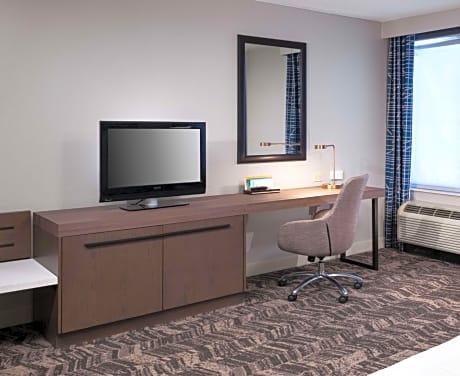 King Room with Roll-In Shower - Mobility Access