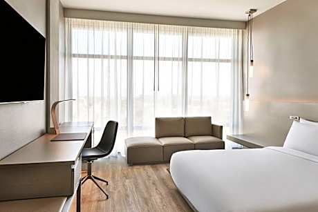 King Room with Adapted Tub - Mobility Accessible