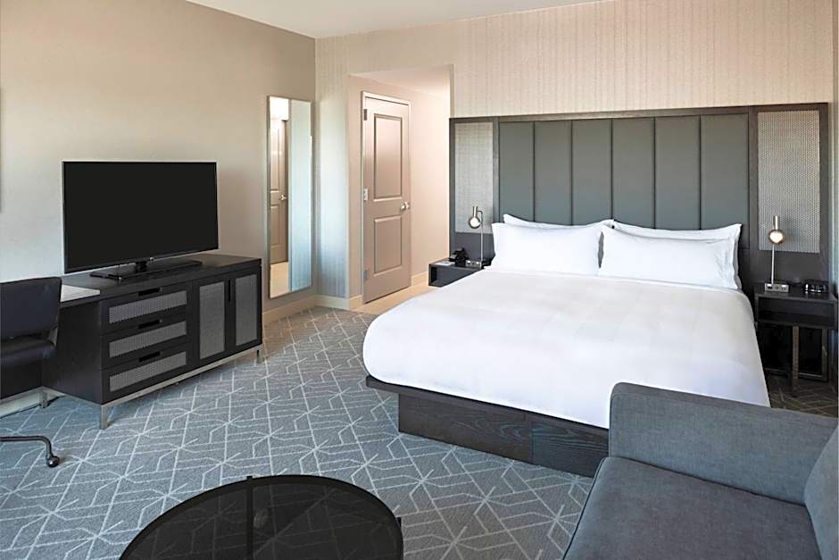Renaissance by Marriott Boston Patriot Place Hotel
