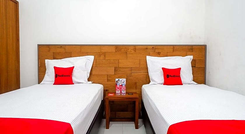 RedDoorz near XT Square 4