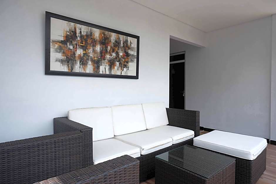 RedDoorz Plus near Patung Kuda Undip