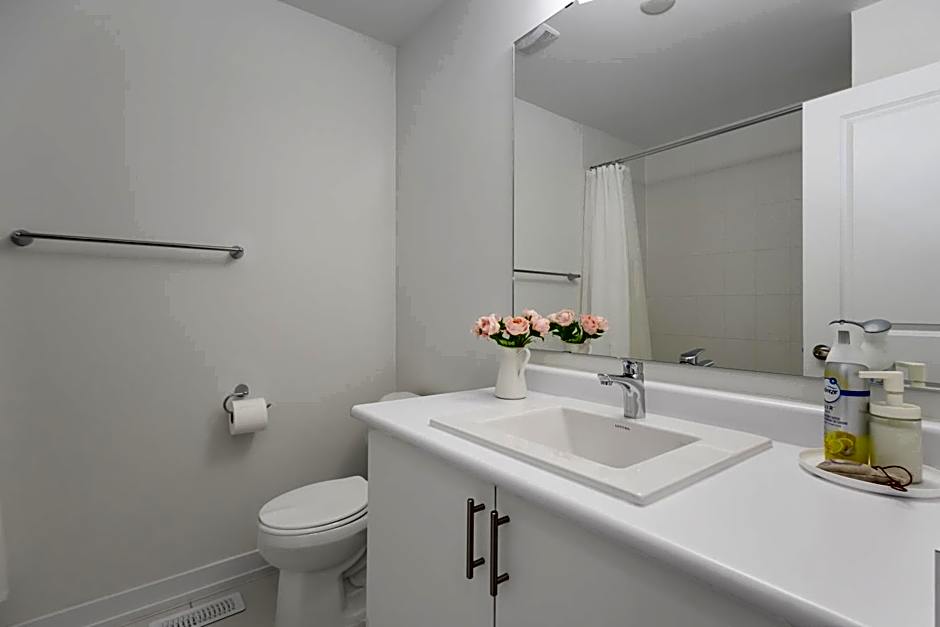 CEDAR Double Room with attached private Bathroom and Balcony in Toronto, ON, Canada