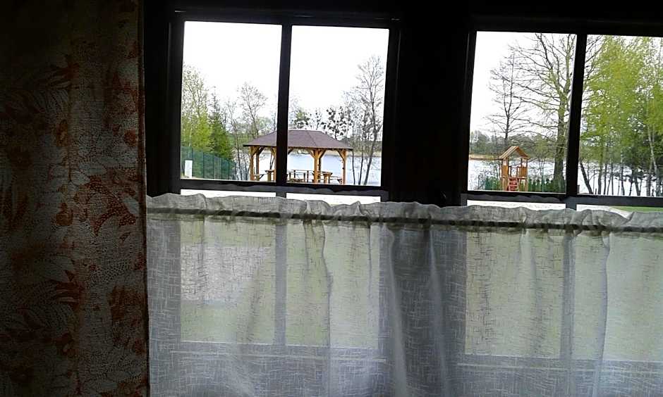 Domki Borowiackie nad brzegiem jeziora