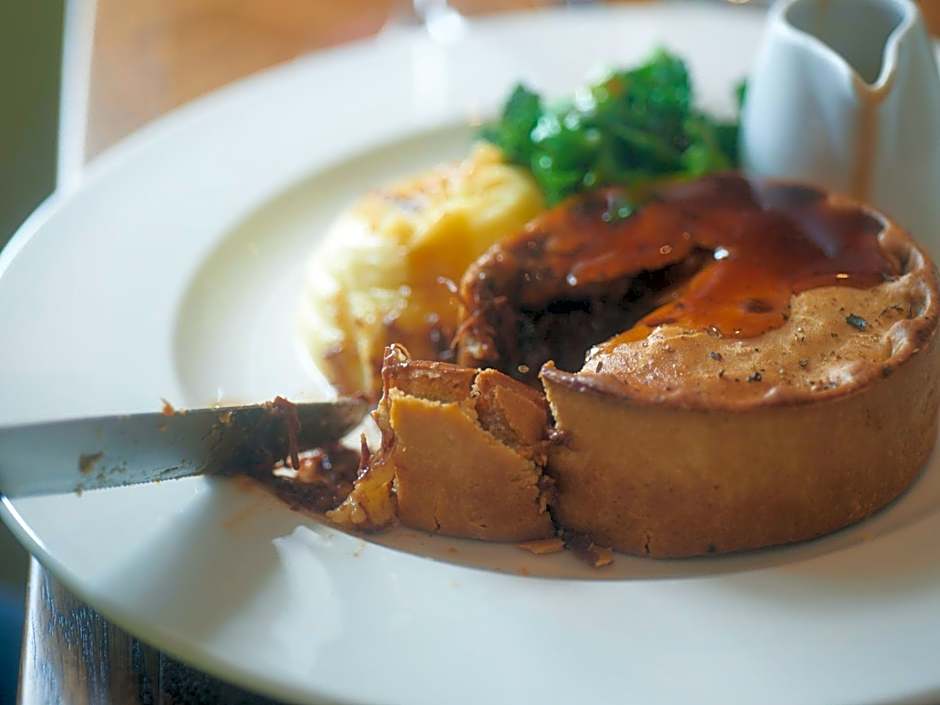 Bear and Ragged Staff