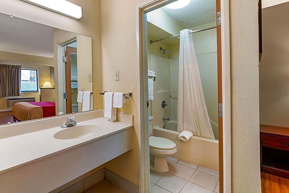 Econo Lodge Inn & Suites Southeast