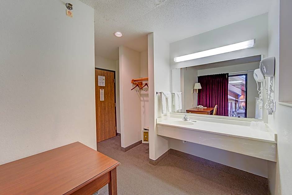 Capital O Amerihost Inn and Suites Fulton Hwy 54 MO