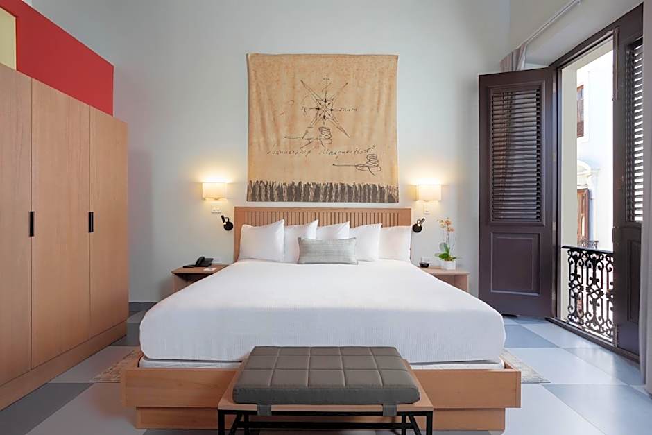 Palacio Provincial San Juan, Curio Collection by Hilton