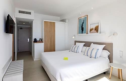 Photo 1 of 15 of Double Room with Sea View
