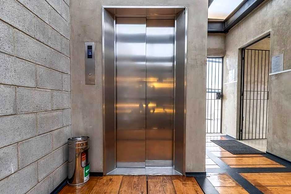 L304 Studio apt 2Bdrm 1bath Fits 6 AC Rooftop