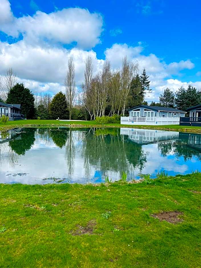 Sutton Lodge with Hot Tub