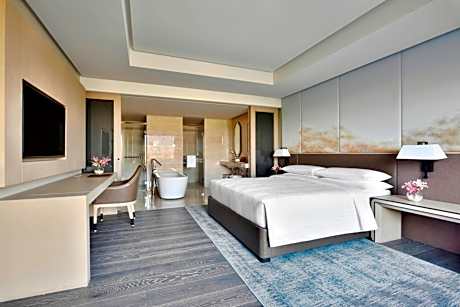 Junior Suite, Club Lounge Access, 1 King Bed - INR 1000 F&B Credit, 1+1 on Selected Beverages (Happy Hours 17:00 -19:00 Hrs)