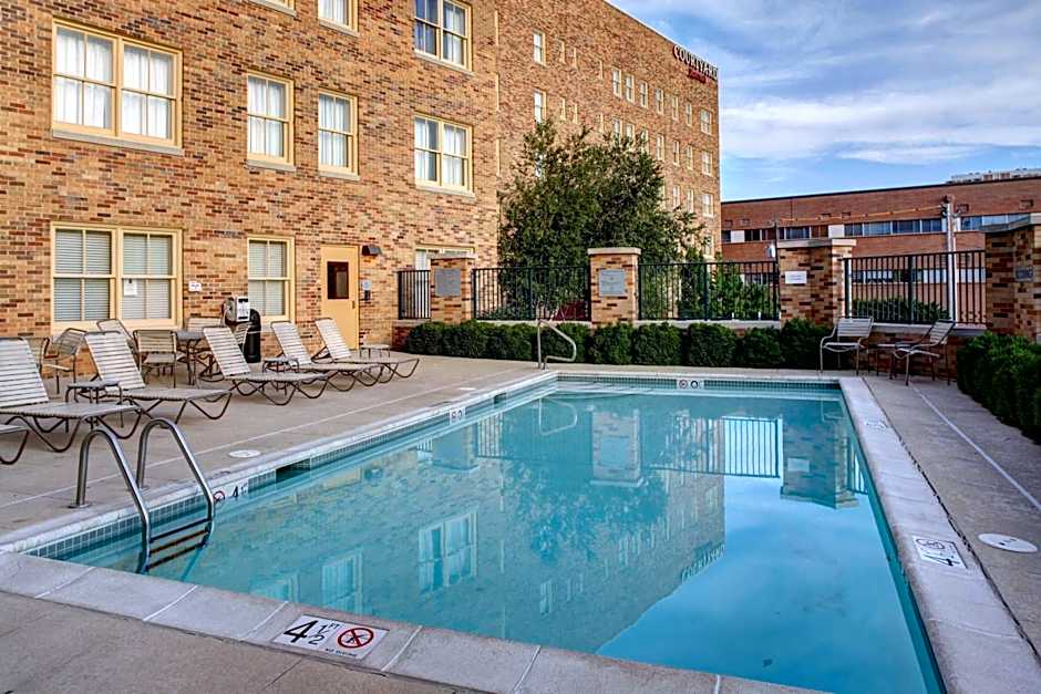 Courtyard by Marriott Kansas City Country Club Plaza
