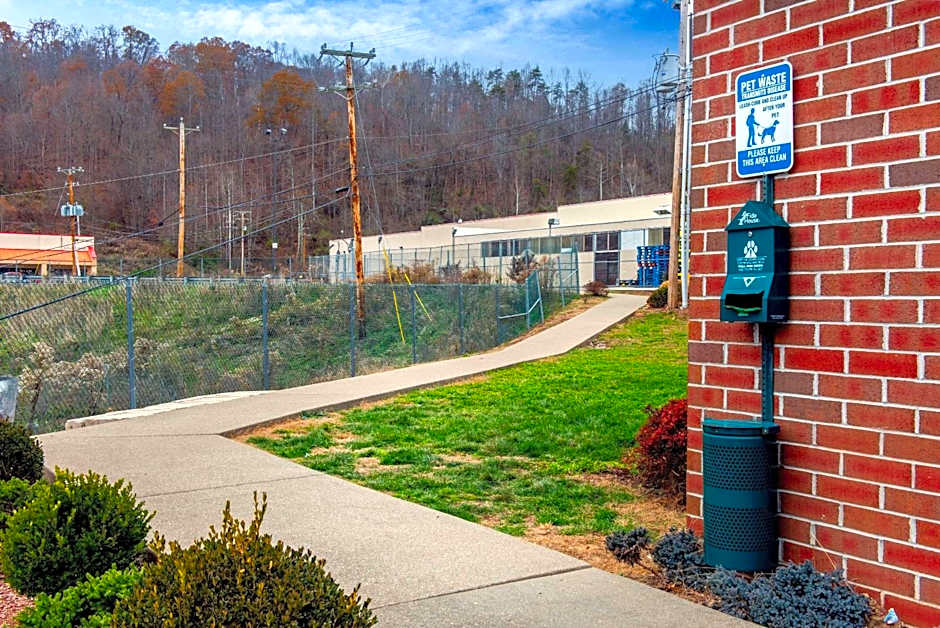 La Quinta Inn & Suites by Wyndham Elkview