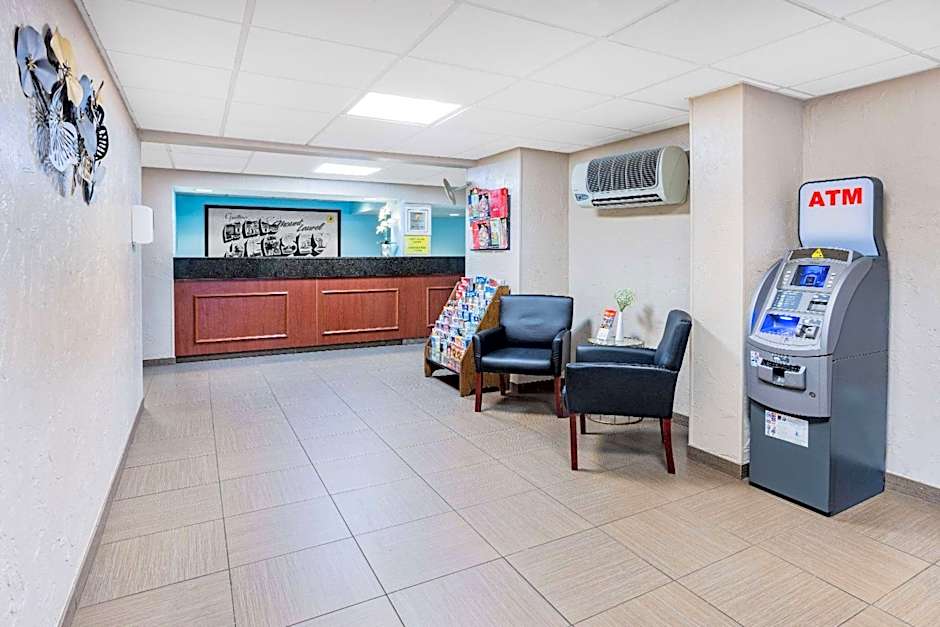 Super 8 by Wyndham Mount Laurel