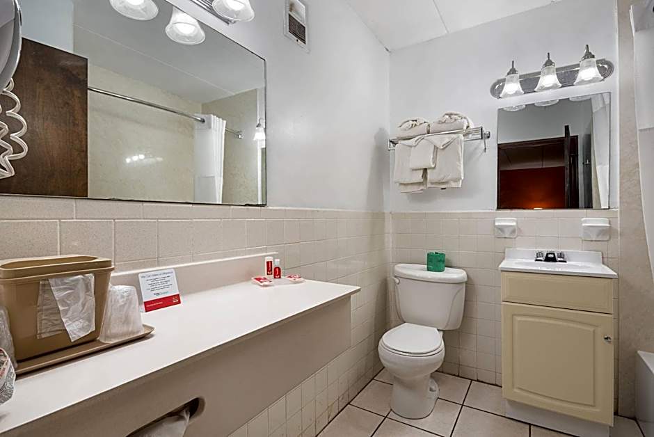 Econo Lodge Inn & Suites Windsor Locks Bradley Airport