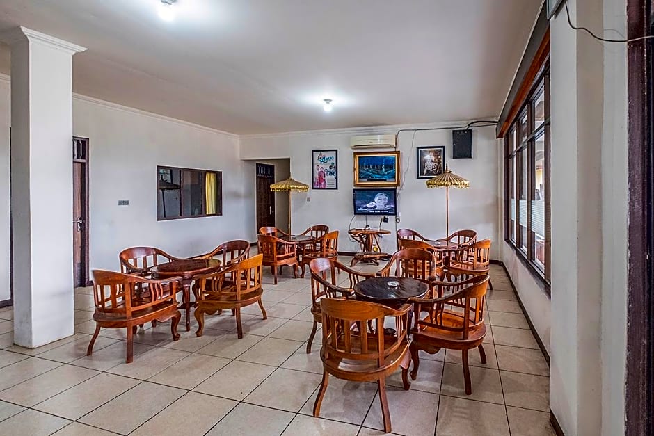 Super OYO 2704 Hotel Transit 2