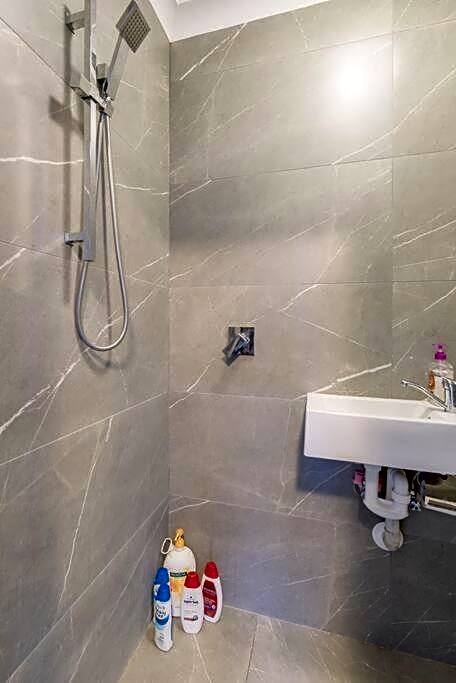 Cozy Double Room - Central Spot - Shared Bathroom