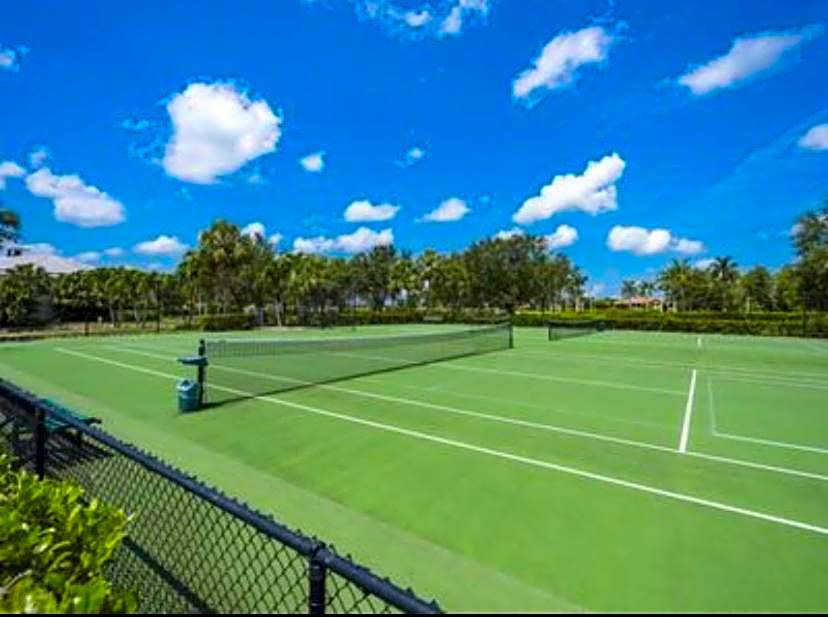 Lely-Best of Beautiful Naples Free golf from May 15-October 15