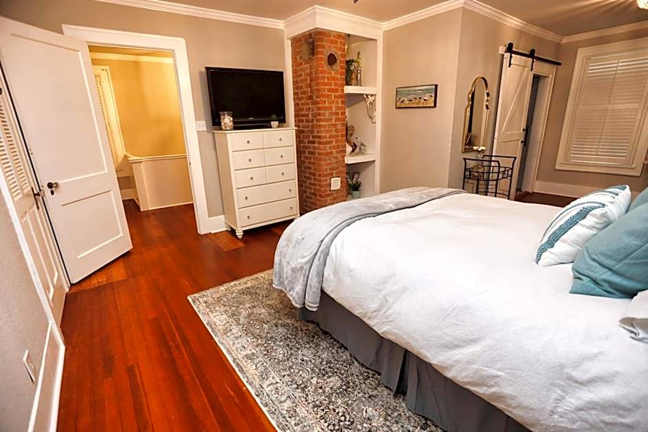 Historic Home Family Friendly Close to Seawall