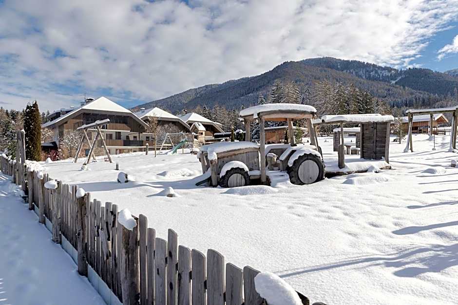 Aparthotel Familiaris - Family Apartments - Pools & Spa in Dolomites