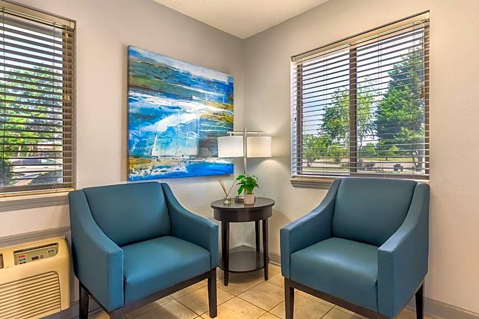 HomeTowne Studios & Suites by Red Roof Greensboro