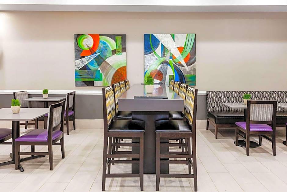 La Quinta Inn & Suites by Wyndham Laredo Airport