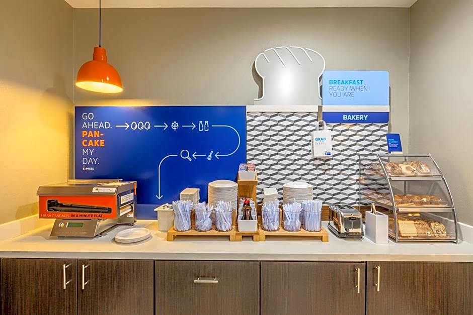 Holiday Inn Express and Suites Lindale By IHG