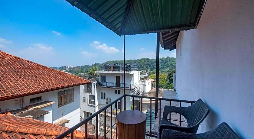 Ceyloni Lake Residency