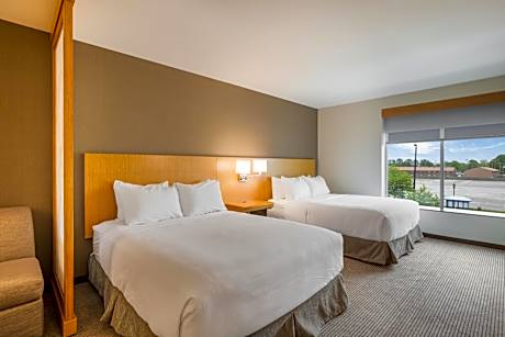 Queen Room with Two Queen Beds and Accessible Tub - Disability Access