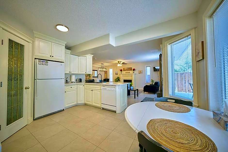 Casa Pura Vida Hot Tub, Pool & Ping Pong Tables w Backyard & BBQ Come stay