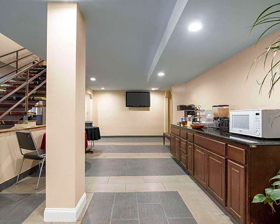 Rodeway Inn Syracuse Carrier Circle