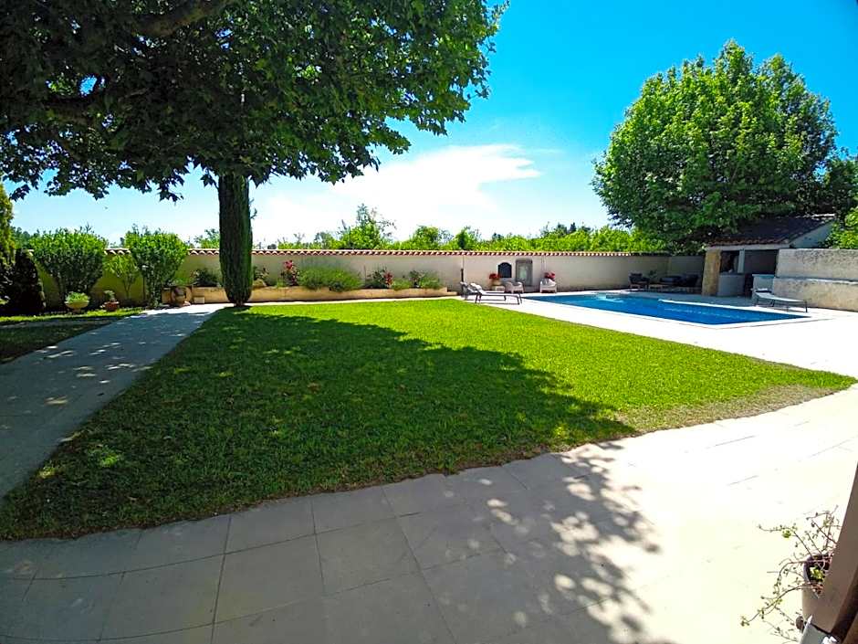 LE MAS DES FLANERAIES