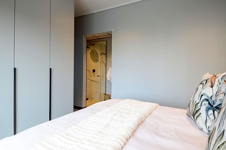 Luxury Bellagio 002 with Sea Views and Inverter