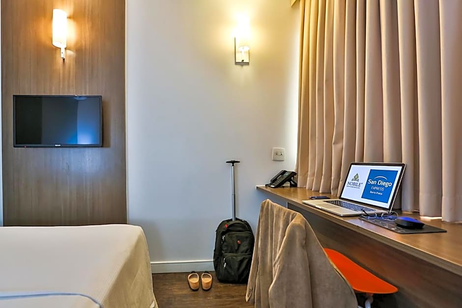 San Diego Express Barro Preto