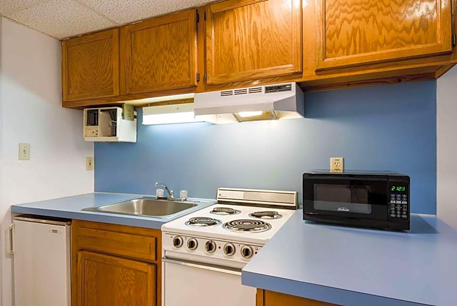 Econo Lodge Inn & Suites near Split Rock and Harmony Lake