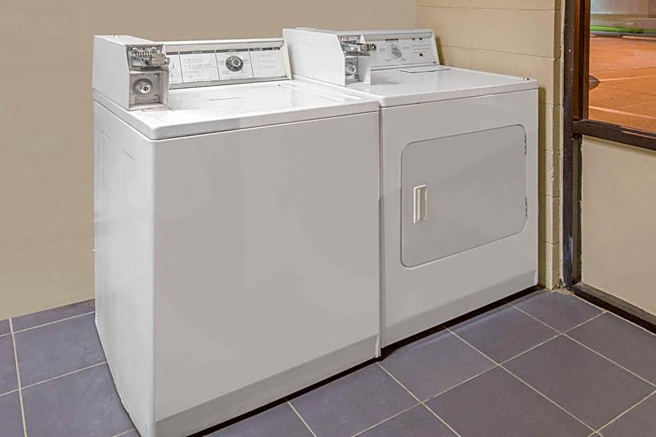 Super 8 by Wyndham Clarksville AR