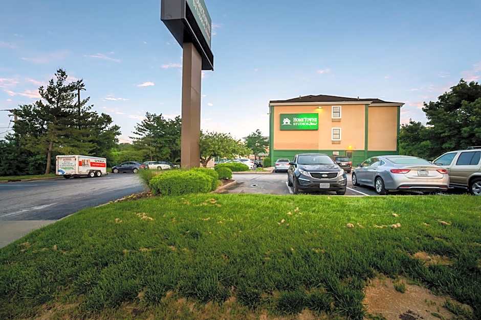 HomeTowne Studios by Red Roof St. Louis - Airport/ N Lindbergh
