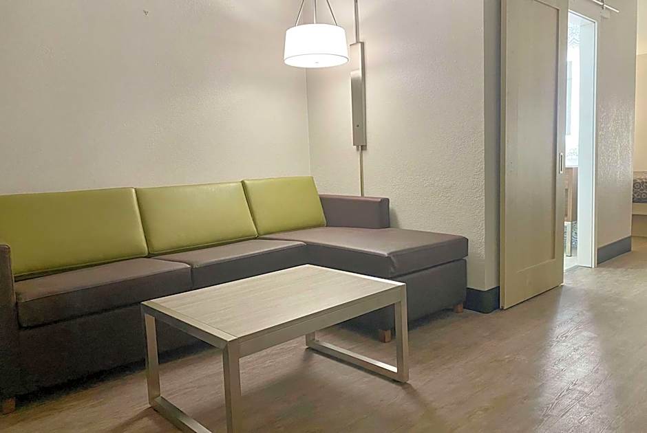 Days Inn & Suites by Wyndham Peachtree Corners/Norcross