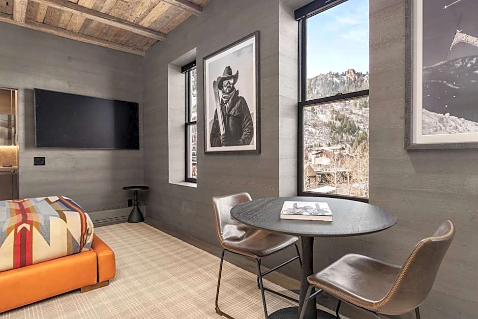 Independence Square 300, Newly Renovated Studio in Downtown Aspen, w/ Rooftop & Hot tub