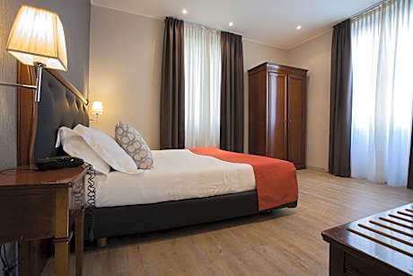 Deluxe Double or Twin Room with Partial Sea View