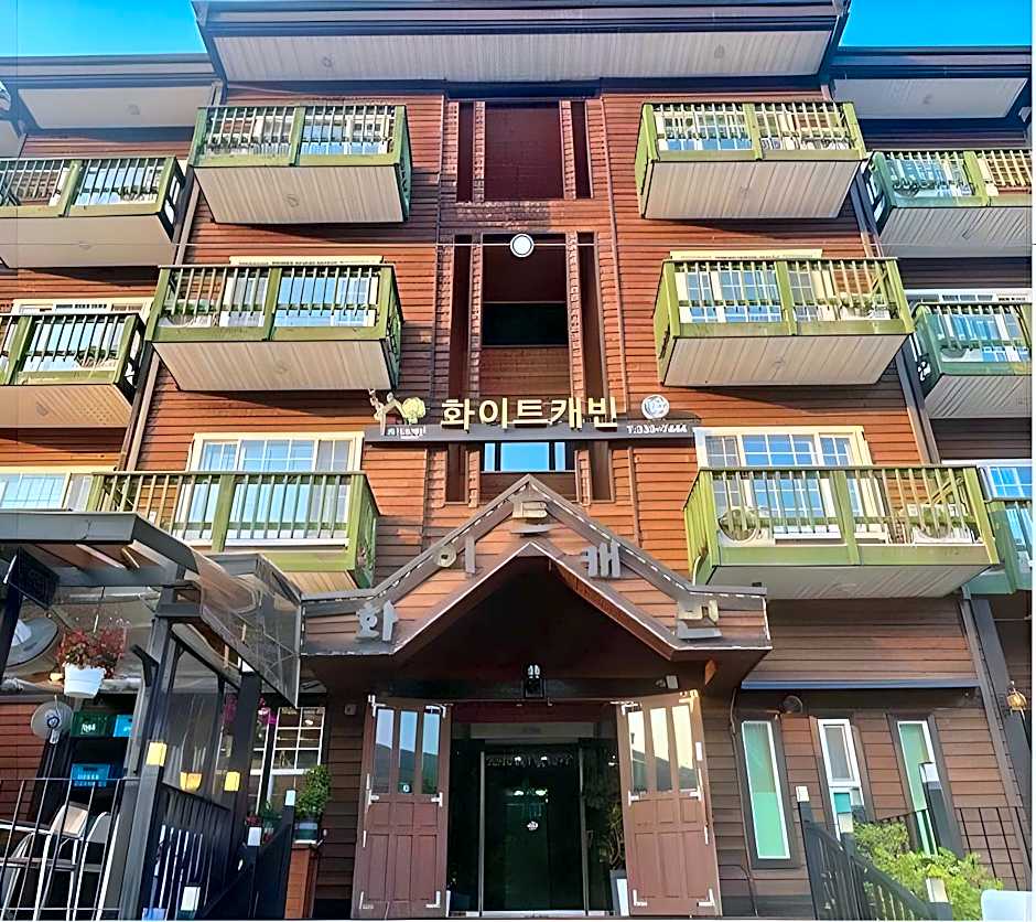 Goodstay White Cabin Pension